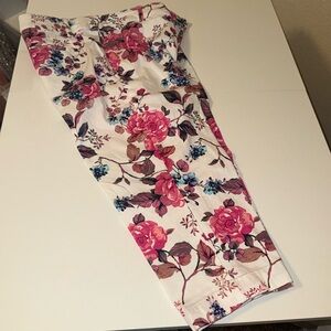 St John’s Bay Sz 6 floral capris.